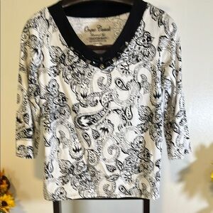 Onque Casuals Black and White Fitted Graphic Blouse